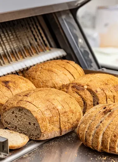 Bread slicer machine